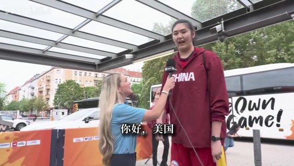 嗨美国！张子宇赛前用英文打招呼：TNT女记者搞笑踮脚采访😄